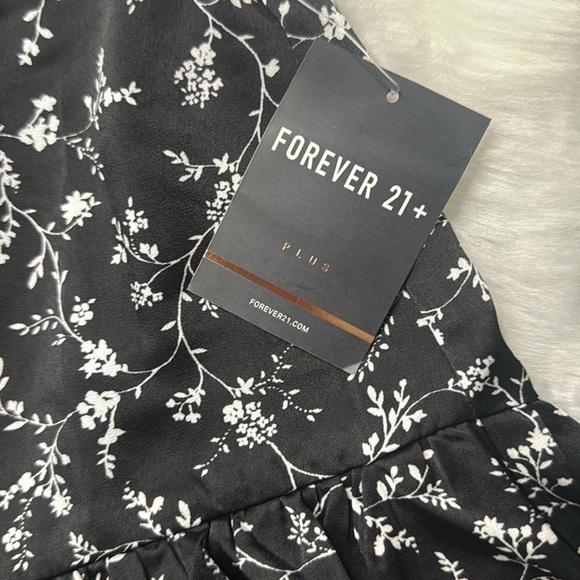 Plus size Black floral skort - Picture 2 of 5